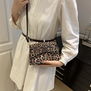 Piccola borsa a tracolla quadrata con stampa leopardata e fibbie in metallo dorato