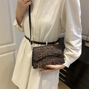 Borsa a spalla leopardata vintage francese con patta ondulata per donna