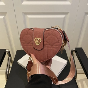 2025 Nuova Borsa a Tracolla Trapuntata a Forma di Cuore per Donna Pelle PU Tinta Unita Tracolla Larga Serratura in Metallo a Cuore
