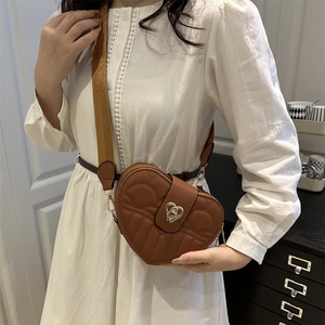 Borsa a tracolla marrone a forma di cuore con chiusura dorata e tracolla larga