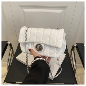 Vue détaillée du sac matelassé blanc en similicuir avec fermoir rotatif argenté