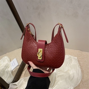 Urban Minimalist Woven Pattern PU Leather Hobo Bag For Women Large Capacity Fashion Underarm Shoulder Bag With Gold Buckle Retro