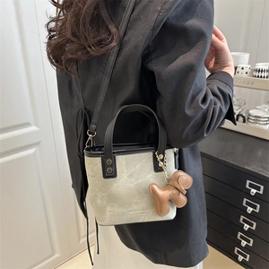 Grand sac à main en toile bicolore avec lanières en cuir noir et breloque chien