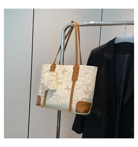 Gros plan du sac cabas vintage avec imprimés lettres et petit porte-monnaie assorti