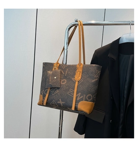 Vue détaillée du sac cabas avec porte-monnaie assorti et finitions en cuir jaune vif