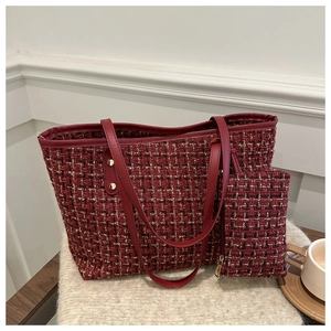 Vista dettagliata del set di borse in tweed rosso con finiture dorate su sfondo bianco