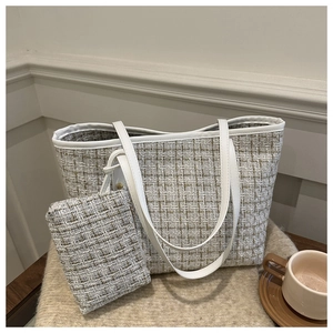 Dettaglio della borsa tote in tweed con pochette coordinata e manici in ecopelle
