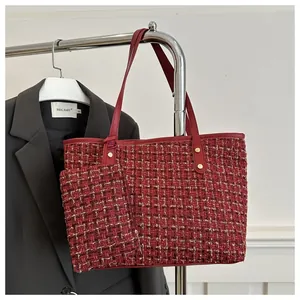 Dettaglio della borsa tote in tweed rosso con pochette coordinata e fili dorati lucidi