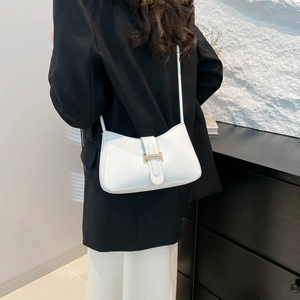 Sac sous le bras minimaliste en cuir blanc avec une élégante boucle en métal doré chic