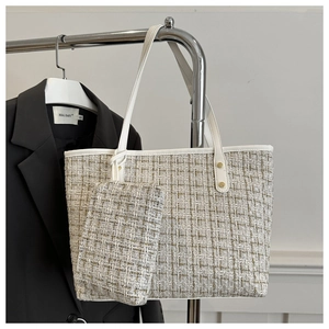 Dettaglio della borsa tote in tweed con pochette coordinata e finiture in pelle bianca