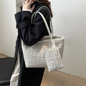 Borsa tote a quadri in nylon alla moda con pochette coordinata indossata dalla modella