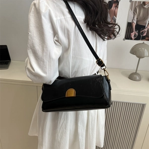 Sac sous le bras vintage noir classique avec boucle dorée et bandoulière en cuir