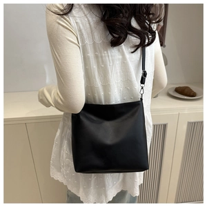 Sac fourre-tout minimaliste en cuir mat noir avec bandoulière réglable et ferrures argentées élégantes