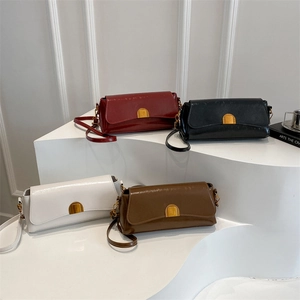 Sacs à bandoulière minimalistes en quatre couleurs avec boucles dorées élégantes
