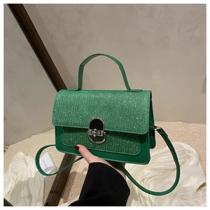 Dettaglio della borsa con paillettes verde smeraldo e chiusura metallica argento