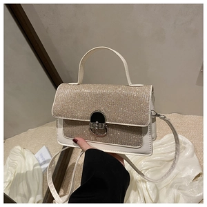 Dettaglio macro della mini borsa con strass champagne e finiture in pelle bianca