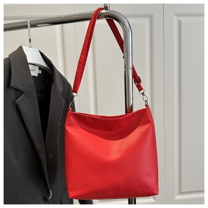 Détail du sac cabas en cuir PU rouge suspendu avec crochet en métal et bandoulière