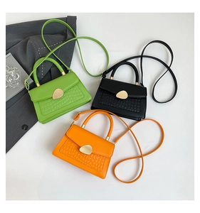 Détails de sacs en cuir PU à motif crocodile avec boucles dorées en trois coloris différents