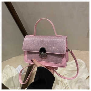 Dettaglio della borsa quadrata con strass rosa, chiusura metallica e tracolla sottile