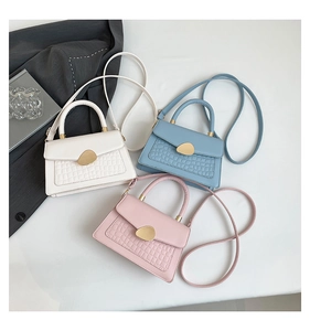 Vues multiples des mini sacs bandoulière en blanc bleu et rose avec motif crocodile