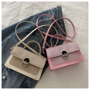 Dettaglio di piccole borse squadrate alla moda con fibbie in metallo su tessuto denim