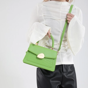Sac bandoulière vert vif en similicuir avec motif crocodile et boucle en métal doré