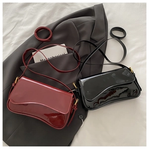 Détails des sacs à bandoulière en cuir verni bordeaux et noir avec boucles dorées chic