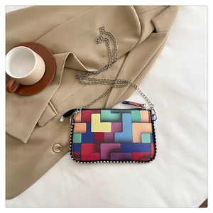 Détail du petit sac patchwork géométrique coloré avec bordure perlée et bandoulière