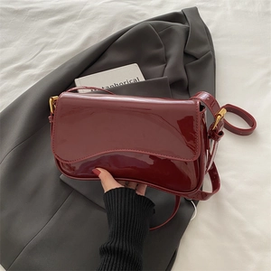 Sac à Épaule Femme Minimaliste Urbain en Cuir Verni Mode Grande Capacité Rabat Ondulé Baguette Sac Sous le Bras Main