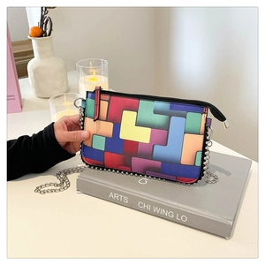 Détail du sac géométrique coloré avec des bords en perles métalliques argentées