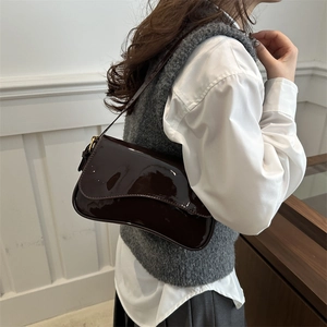 Sac à épaule chic en cuir verni marron foncé avec un design à bord ondulé unique