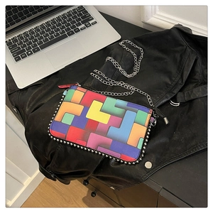 Vue de dessus du sac à bandoulière géométrique à carreaux avec chaîne sur cuir noir