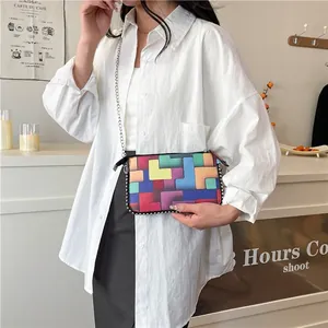 Sac à bandoulière aux motifs géométriques colorés avec clous argentés et chaîne en métal