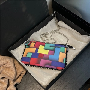 Sac bandoulière tendance à carreaux géométriques avec motifs colorés et chaîne argent