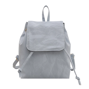 Sac à dos bleu clair minimaliste avec texture plissée et design de fermeture à rabat