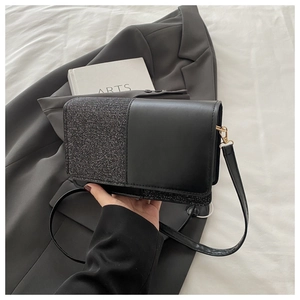 Détail du sac bandoulière noir minimaliste avec paillettes argentées et similicuir