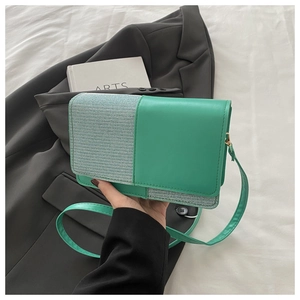 Détails du sac bandoulière vert en patchwork avec d'élégants accents dorés métalliques