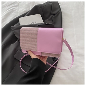 Détail montrant le sac bandoulière rose avec tissu pailleté et texture cuir lisse