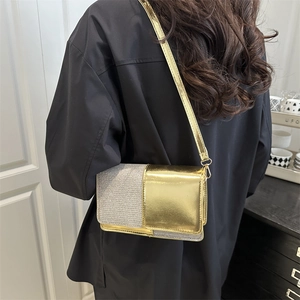 Sac à bandoulière chic doré et argenté avec détails pailletés sur mannequin femme