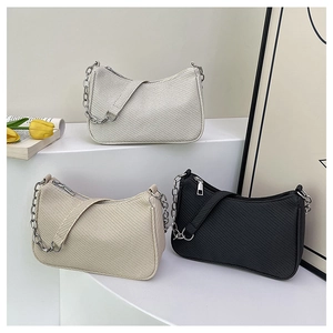Comparaison détaillée de trois sacs à bandoulière tissés en blanc, beige et noir élégant