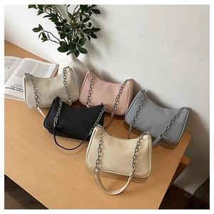 Détail de cinq sacs hobo colorés avec bandoulières en chaîne en tissu de velours côtelé