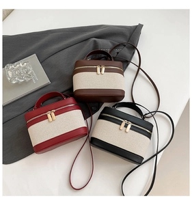 Trois sacs à main en toile tricolore avec poignées en cuir dans un décor élégant