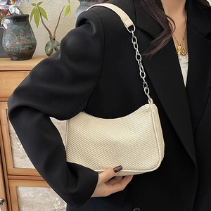 Sac sous le bras tissé beige minimaliste avec bandoulière chaîne argentée chic