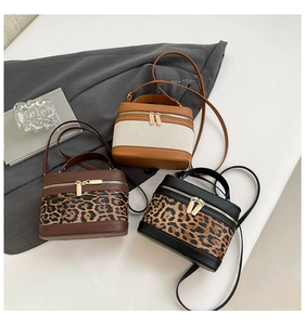 Mise à plat de sacs bandoulière rétro en imprimé léopard et textures patchwork neutres