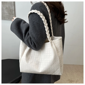 Détail du grand sac cabas blanc avec bandoulière tressée et texture pied-de-poule chic