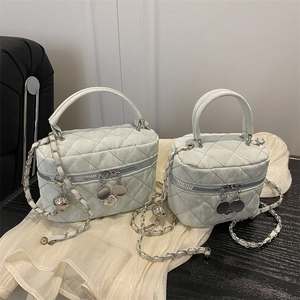 Sac à Épaule Femme Matelassé en Cuir PU Chaîne Pendentif Camélia Vanity Case Élégant Sac à Main Mode de Banlieue