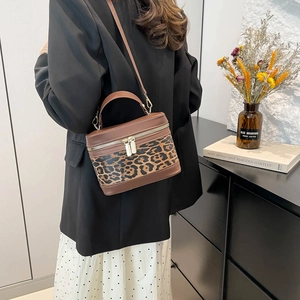 Sac bandoulière boîte à imprimé léopard avec fermeture éclair dorée et poignée