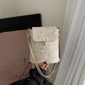 Petit Sac Carré Bandoulière Femme en Paille Tressée Broderie Florale Minimaliste Urbain Avec Fermeture à Verrou et Bandoulière en Cuir