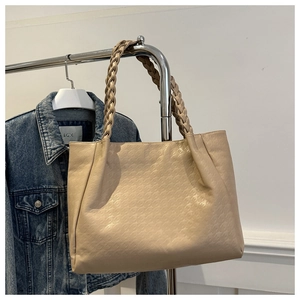 Détail du sac cabas beige crème avec texture pied-de-poule et anses tressées