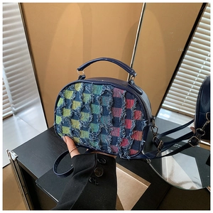 Detail der dunkelblauen runden Handtasche mit Regenbogen-Karostoff und Metallkettenriemen